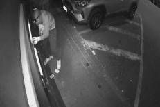 Colpo con esplosivo, il bancomat salta in aria - Video