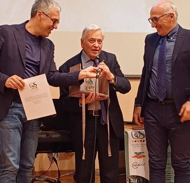 La consegna del premio Orizzonte Sila ad Adriano Giannola