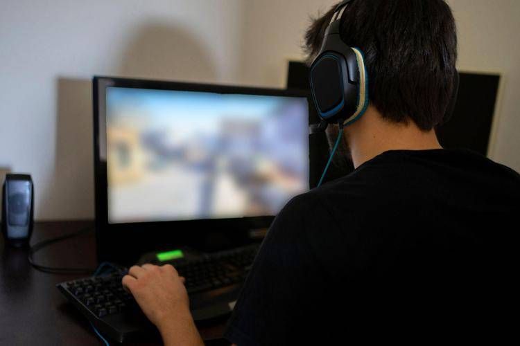 Giganti porno nel mirino Ue, indagini su verifica età minori
