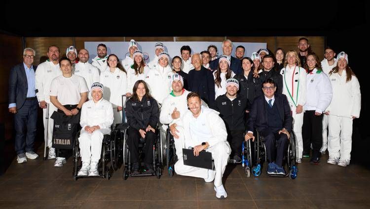 Giorgio Armani con gli atleti dell'Italia team di Milano Cortina 2026