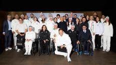 Giorgio Armani con gli atleti dell'Italia team di Milano Cortina 2026
