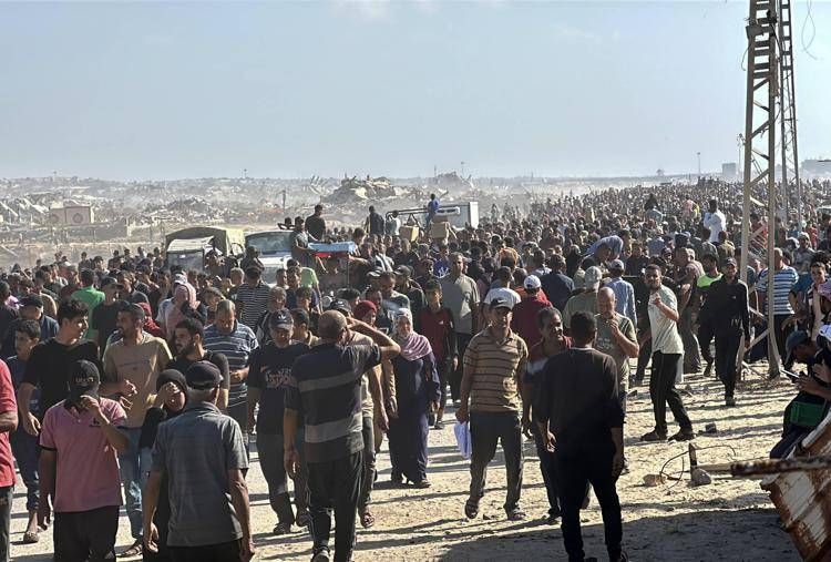 Gaza, in migliaia assaltano il centro di distribuzione degli aiuti a Rafah
