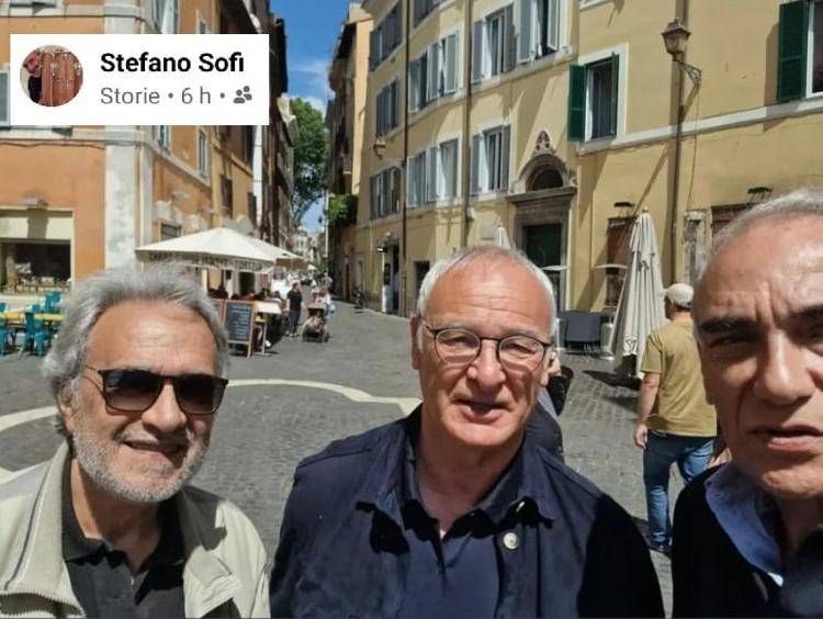 In attesa del nuovo allenatore, Ranieri si concede una passeggiata in centro