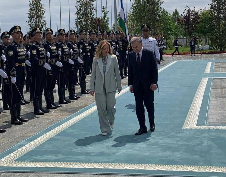 La premier Meloni in Uzbekistan con il presidente Mirziyoyev