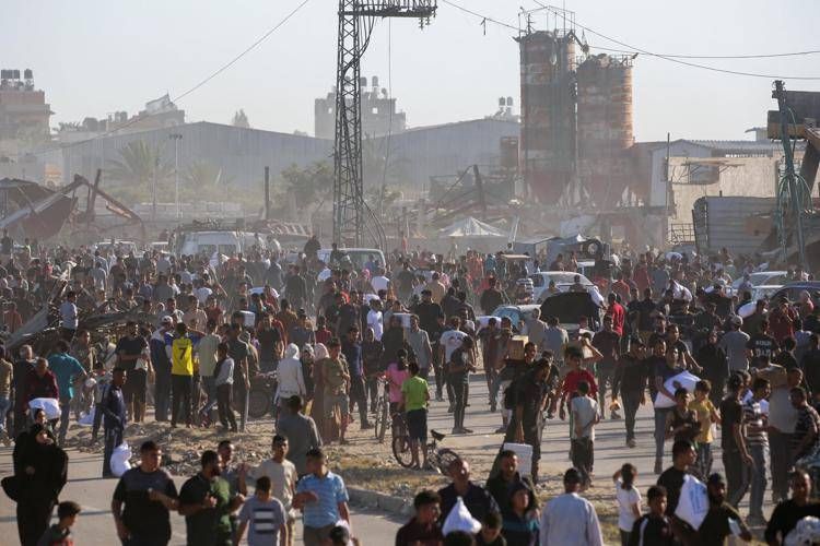 Palestinesi a Deir el-Balah (Afp)