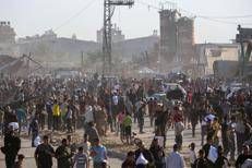 Palestinesi a Deir el-Balah (Afp)