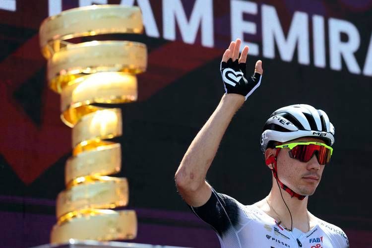 Giro d'Italia, Ayuso si ritira dopo la puntura di un calabrone