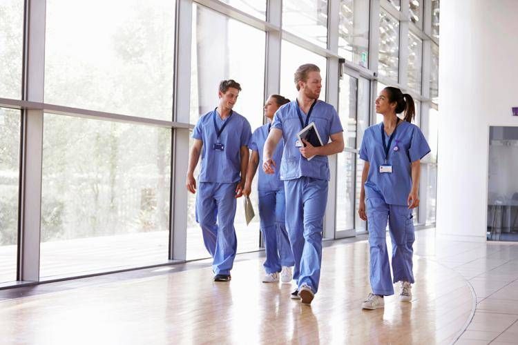 Sanità, Osservatorio Club infermieri: il 58% valuta di lasciare e il 51% ha subito un'aggressione