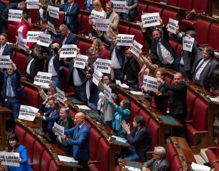 Dl sicurezza, via libera della Camera. Protesta opposizioni in Aula: "Decreto paura"