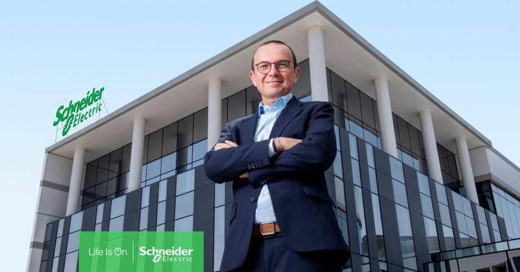 Olivier Blum, CEO di Schneider Electric, di fronte all’edificio The NEST di Dubai - Immagine HR qui