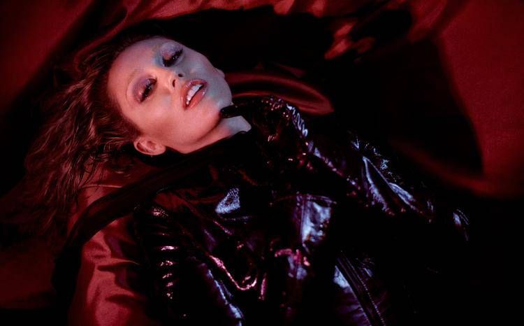 Miley Cyrus, fotografata da Glen Luchford per il nuovo album 'Something Beautiful'