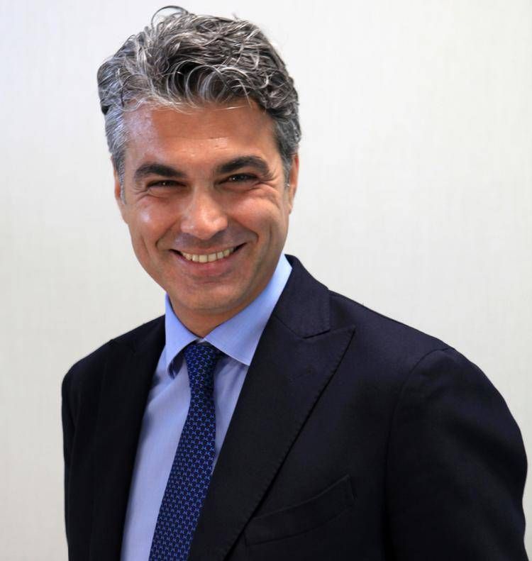 il neurochirurgo <span id=