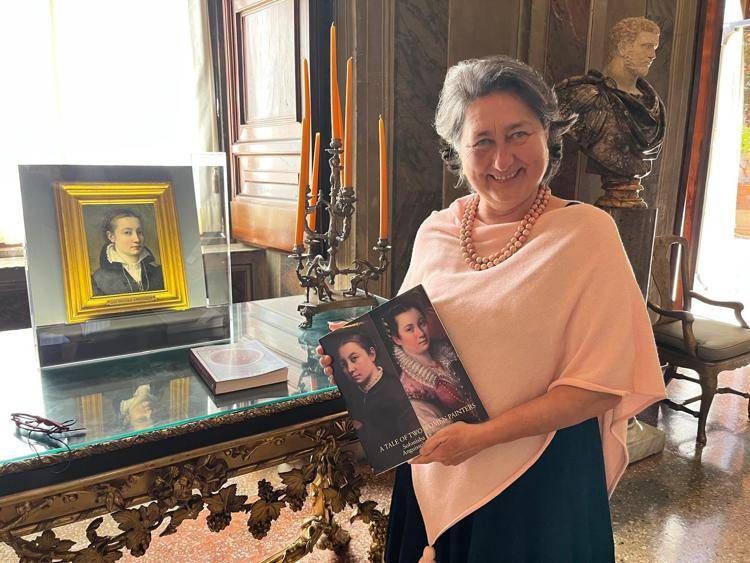 Chiara Anguissola d' Altoé accanto al ritratto della sua antenata, Sofonisba, nei saloni di Palazzo Colonna a Roma