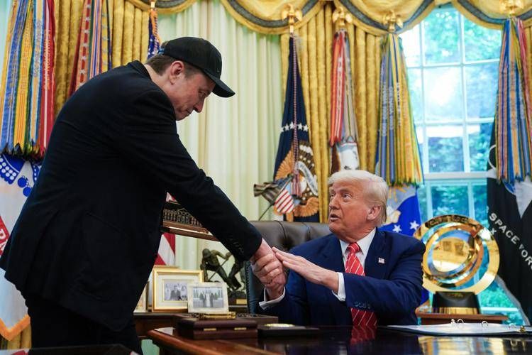 Musk, show per salutare Trump tra occhio nero e t-shirt del Padrino