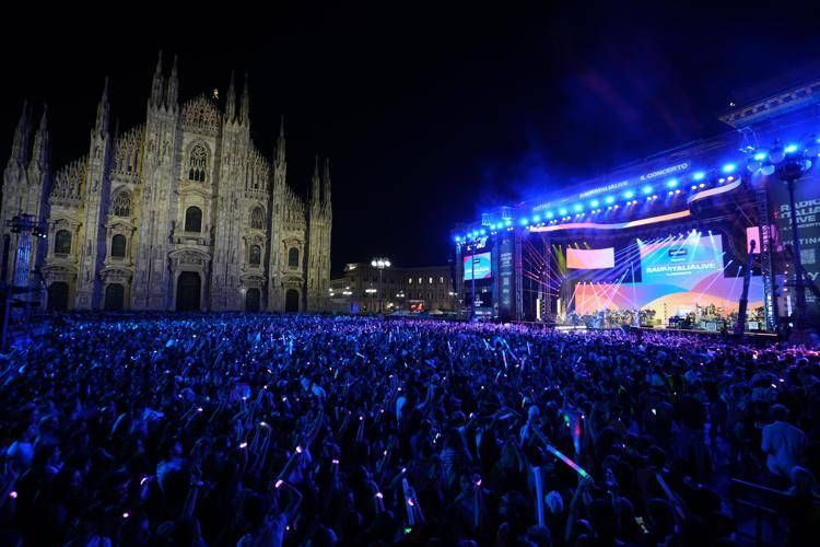 Milano canta Olly e si emoziona con Achille Lauro: il Concertone Radio Italia Live