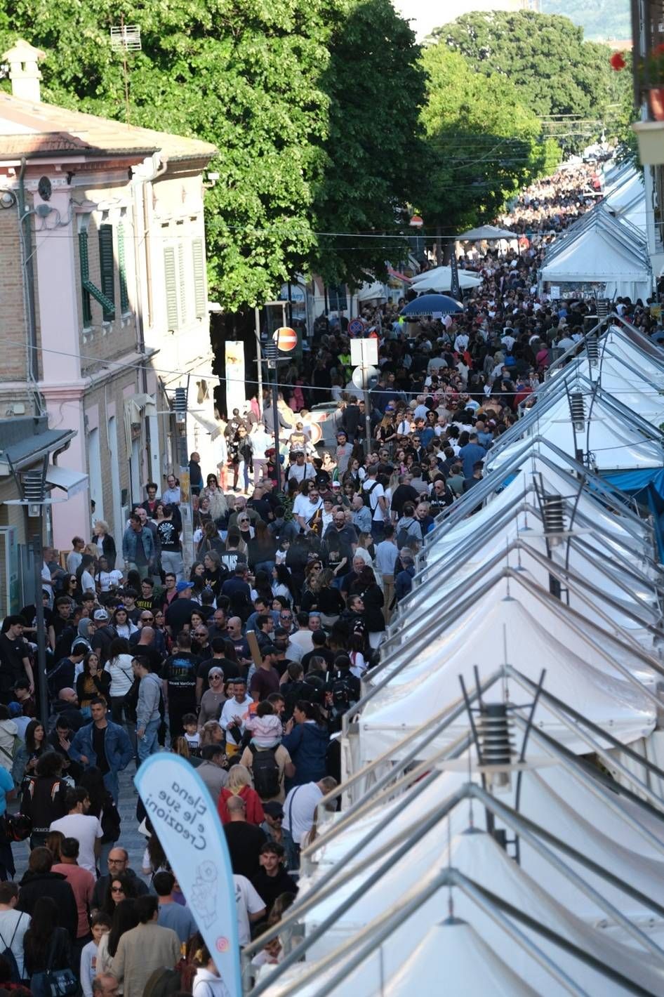 folla in via bixio1
