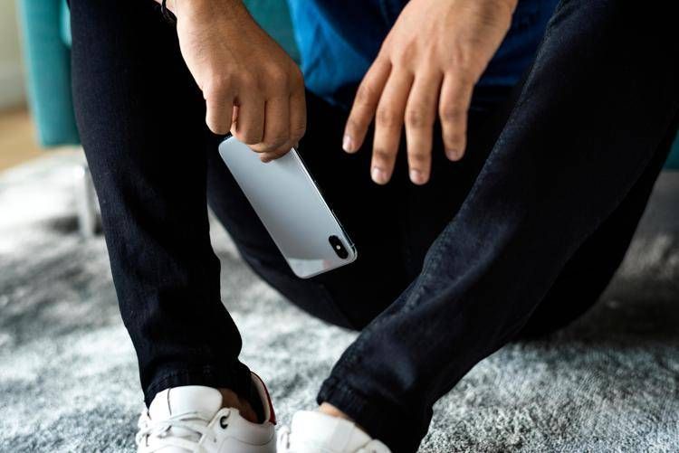 Un ragazzo con il cellulare (foto )