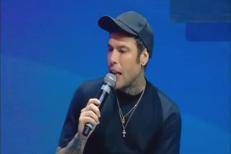 Fedez sul palco di Forza Italia tra Berlusconi e critiche a Travaglio - Video