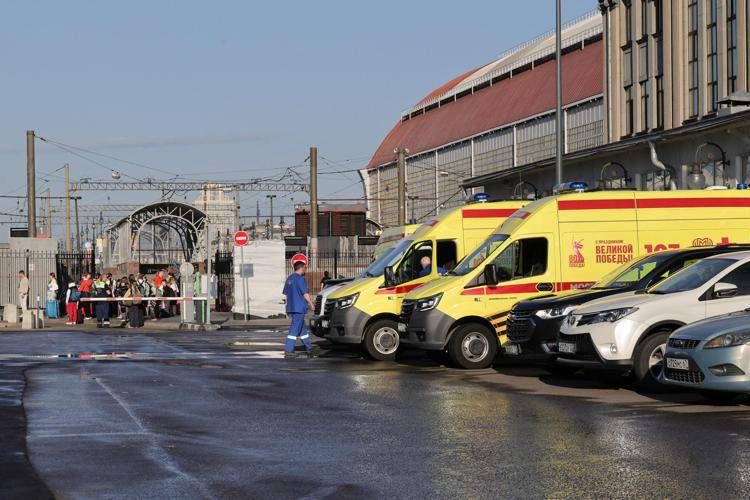 Mosca, soccorritori alla stazione in attesa dell'arrivo dei feriti dopo il crollo nella regione di Bryansk - Afp