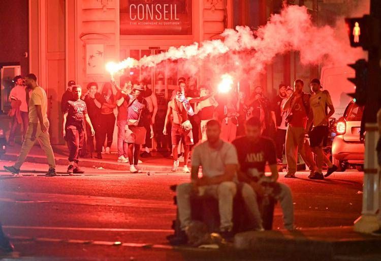 Francia, incidenti dopo vittoria Psg: ragazzo muore a Dax, 294 arresti