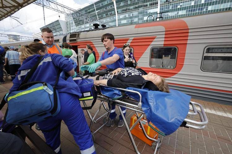 Mosca, soccorritori alla stazione all'arrivo dei feriti dopo il crollo nella regione di Bryansk - Afp
