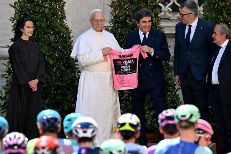 Ciclisti fermi di fronte a Papa Leone XIV (Afp)