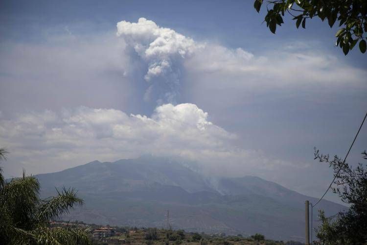 Etna in eruzione, crolla parte del cratere Sud-Est - Video
