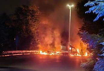 Commando assalta centro logistico a Lacchiarella, camion in fiamme e chiodi sulle stra