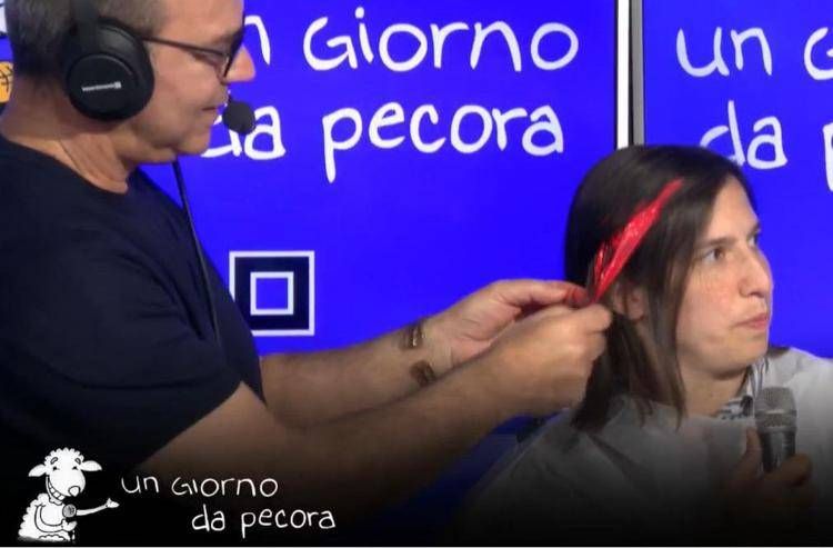 Schlein si tinge ciocca rossa per scommessa: 