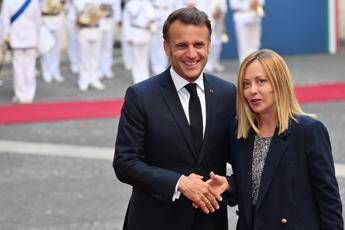 Italia-Francia, Macron a Palazzo Chigi per bilaterale con Meloni: sorrisi e strette di ma