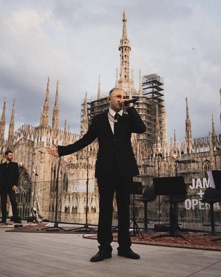 Lazza nel mini show a Milano per presentare 'Locura Jam + Opera' (foto Jacopo Rossini)