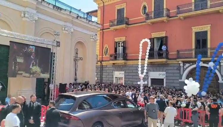 Martina Cabonaro, i funerali ad Afragola tra grida "giustizia" e insulti all'ex