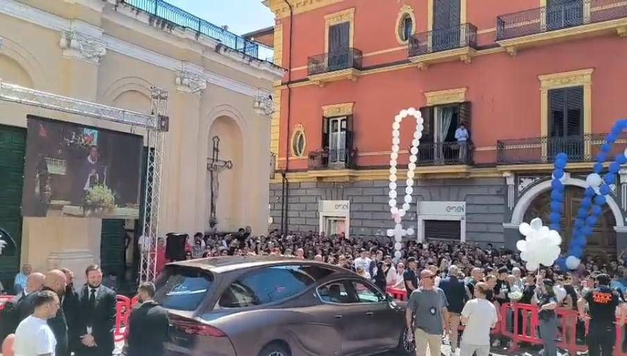 Martina Cabonaro, i funerali ad Afragola tra grida "giustizia" e insulti all'ex