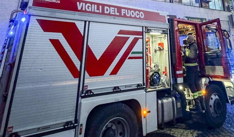 Incendio in un palazzo di Biella, un morto e 7 intossicati