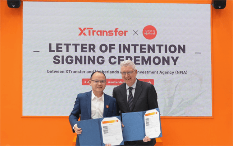 Bill Deng, Founder and CEO of XTransfer (Left), and Hans Kuijpers, Director of Investment Projects at NFIA (Right), at the signing ceremony