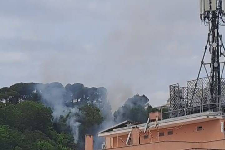 Roma, incendio a Monte Mario: fiamme sulla collina - Video