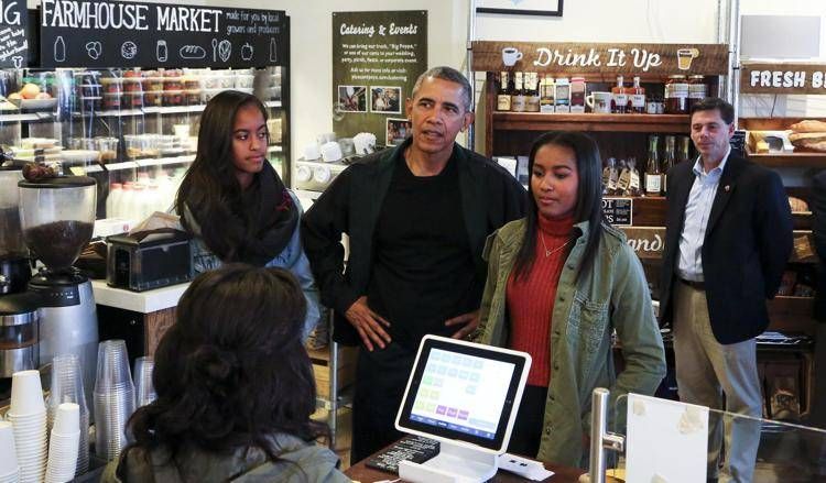 Barack Obama con le figlie Malia e Sasha - Fotogramma /Ipa