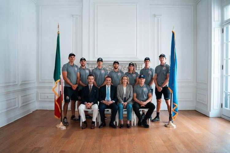 In alto il Team Red Bull Italy SailGP capitanato da Ruggero Tita (al centro)In basso da sinistra: Gian Luca Passi de Preposulo, il Console Fabrizio Di Michele,Assia Grazioli-Venier, Jimmy Spithill