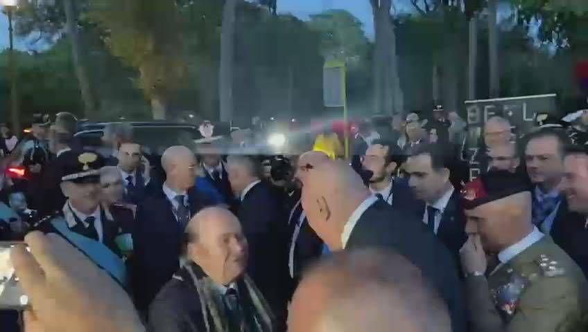 Crosetto-Banfi, scambio di battute alla festa dell'Arma: "Sono cresciuto con i tuoi film" - Video