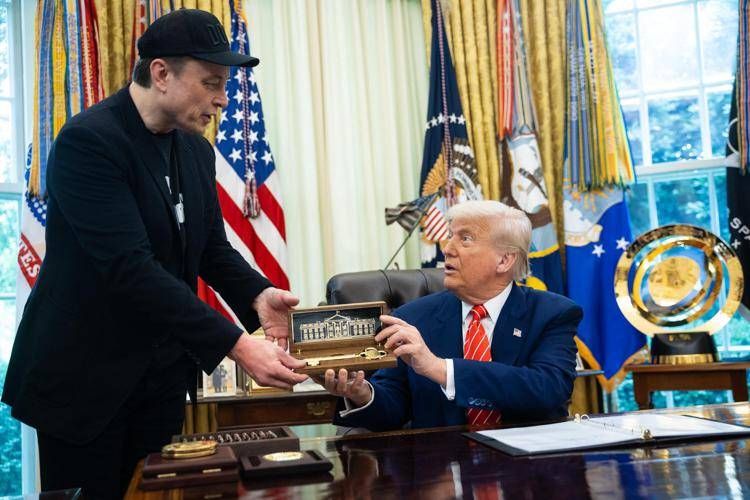 Trump-Musk, scontro totale. Il presidente: "Sei impazzito". Mr X: "Il tuo nome nei file di Epstein"