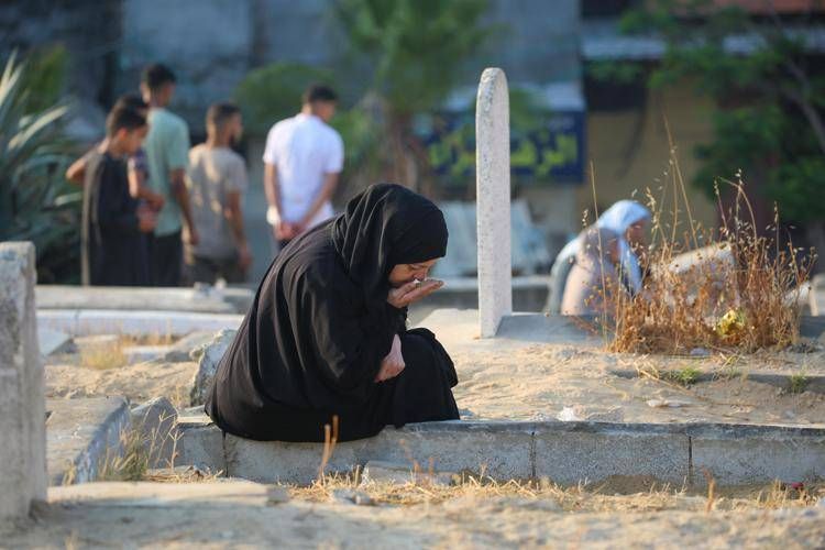 Donna in lacrime a Gaza - Afp