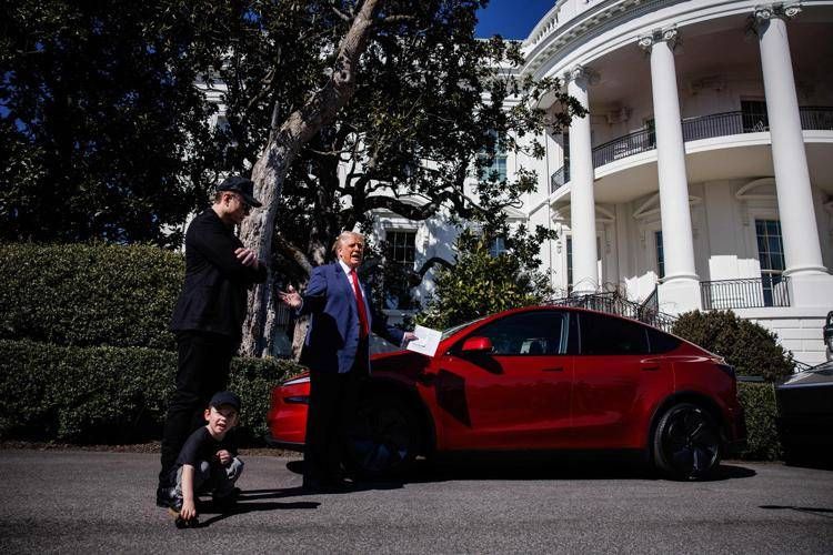 Musk, Trump e la Tesla rossa del tycoon - Fotogramma /Ipa