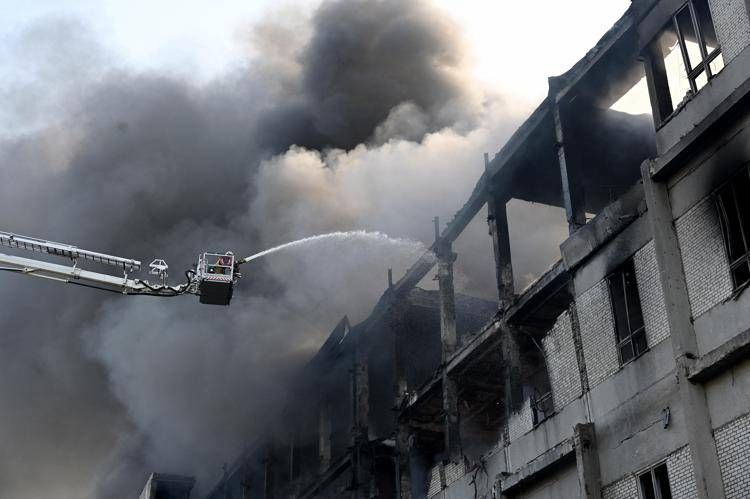 Ucraina, nuovo attacco a Kherson e Kharkiv: 5 morti. Trump: "Kiev ha dato a Putin un motivo per bombardare"