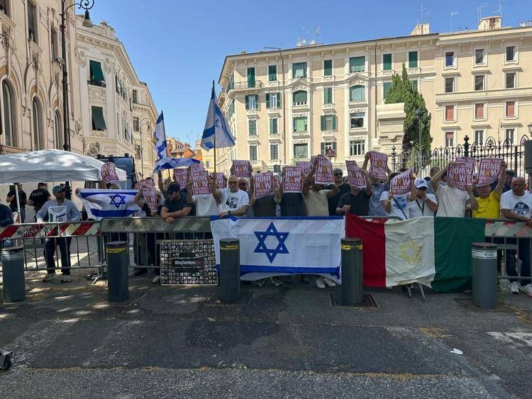 Gaza, davanti alla sinagoga di Roma flashmob in risposta al corteo Propal: "Hamas si arrenda"