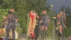Dua Lipa al concerto di Milano intona a sorpresa Raffaella Carrà - Video