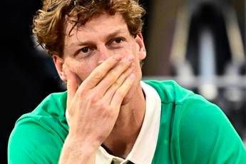 Sinner battuto in finale infinita al Roland Garros, Alcaraz trionfa al quinto s