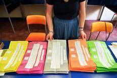 Le schede per i 5 referendum (Ipa)