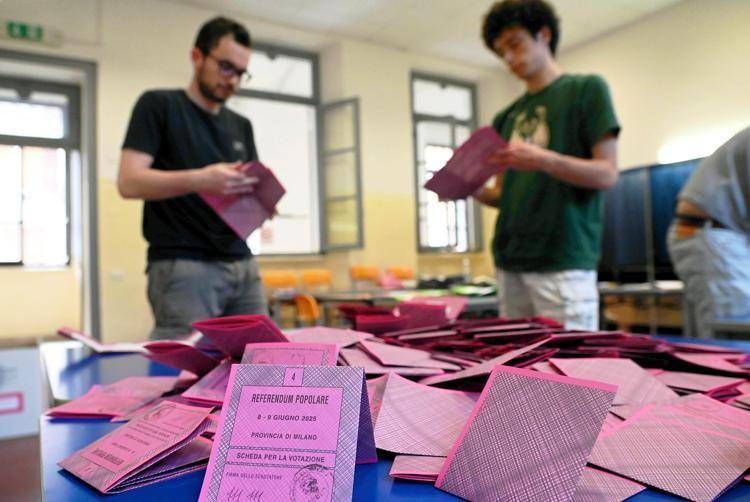 Referendum 8-9 giugno, seggio a Milano - Fotogramma