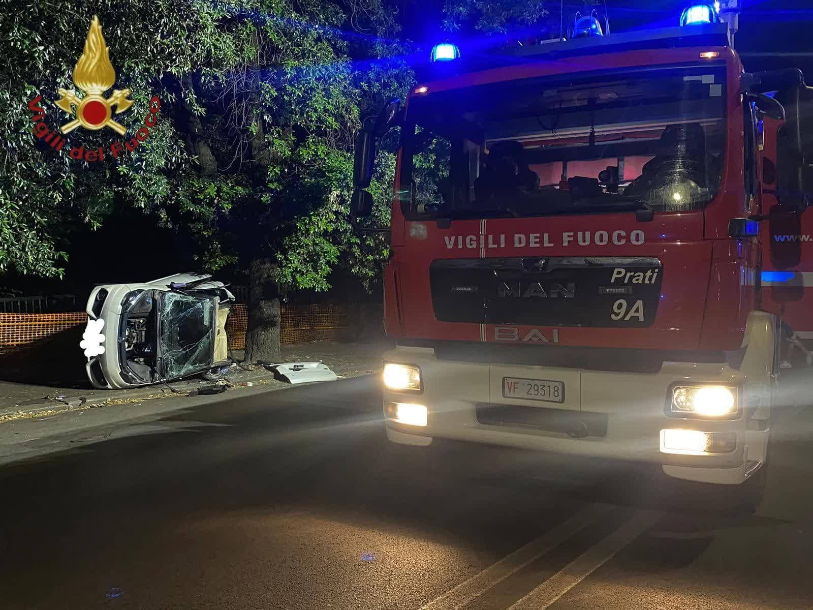 Microcar si ribalta, gravi quattro giovani: l’incidente a Roma