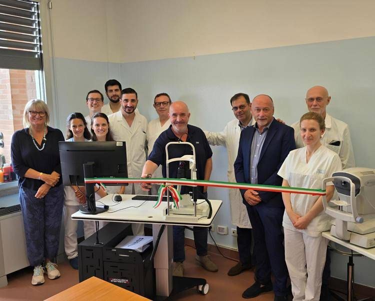 Reggio Emilia, Assist Group dona apparecchiatura per diagnosi e follow up uveite